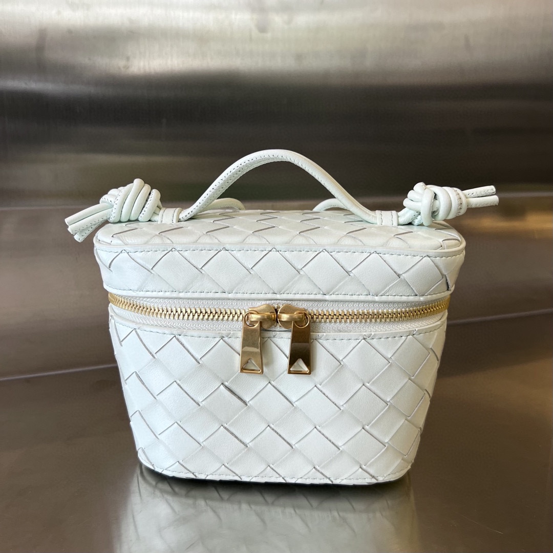 bo*te*ga Ve*ne*ta mini intrecciato vanity case
