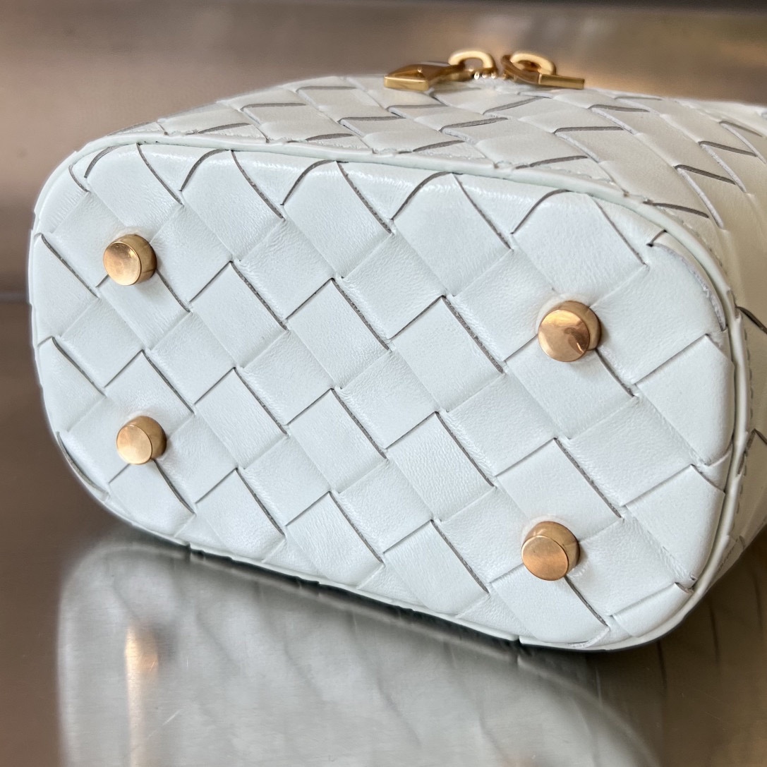 bo*te*ga Ve*ne*ta mini intrecciato vanity case