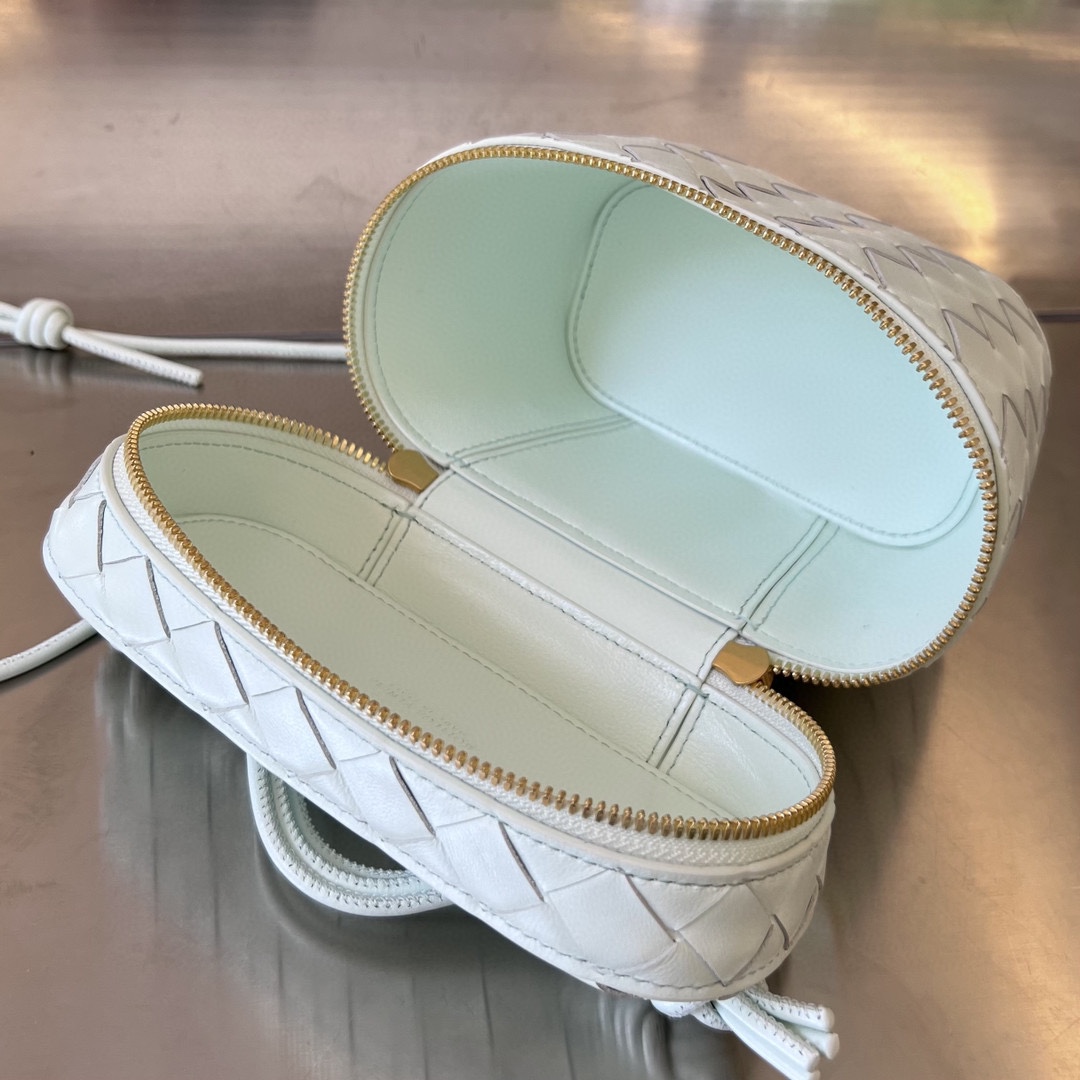 bo*te*ga Ve*ne*ta mini intrecciato vanity case