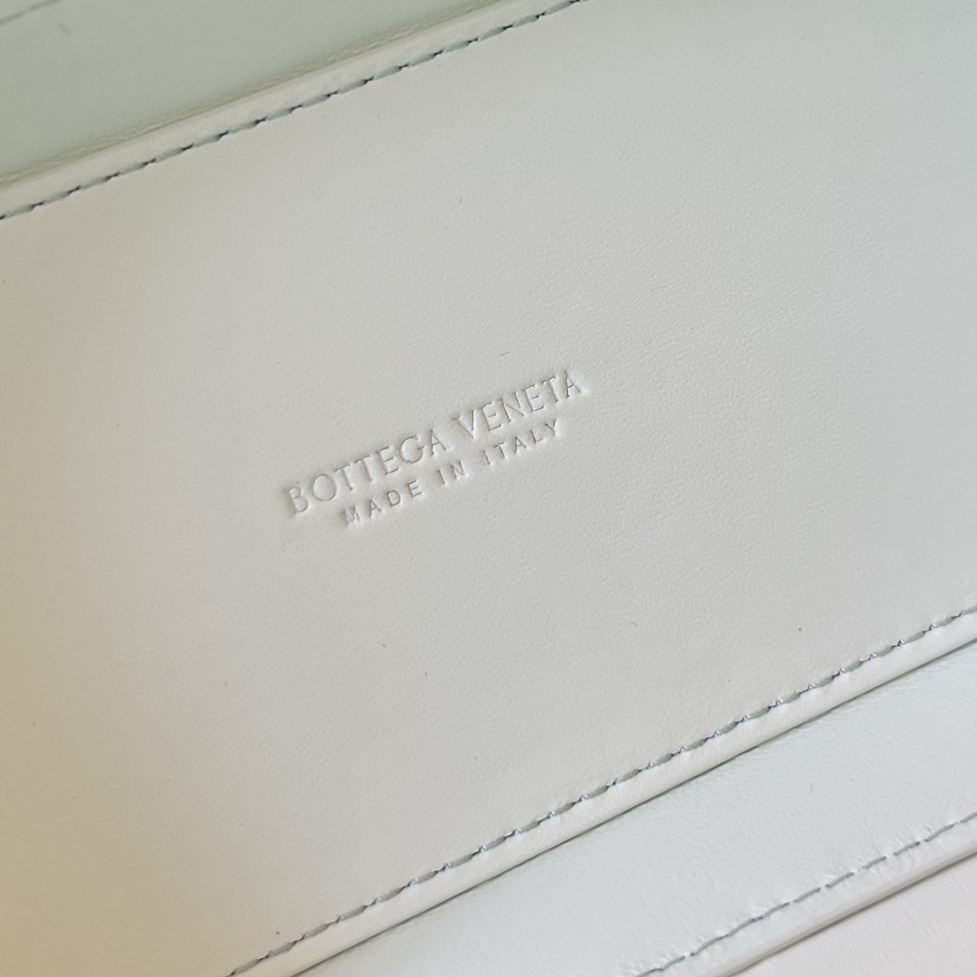 bo*te*ga Ve*ne*ta mini intrecciato vanity case