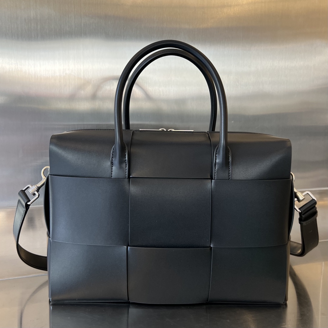 bo*te*ga Ve*ne*ta arco briefcase