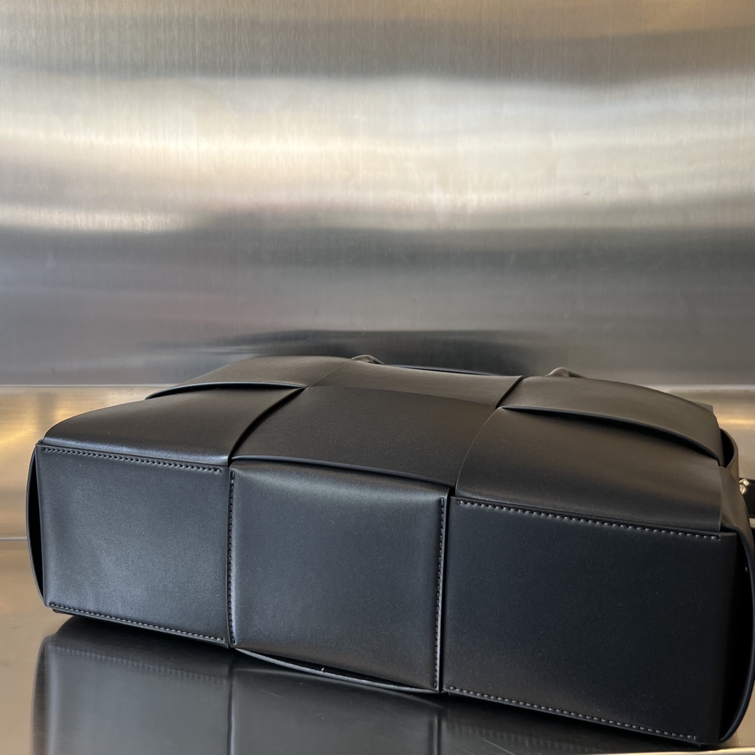 bo*te*ga Ve*ne*ta arco briefcase