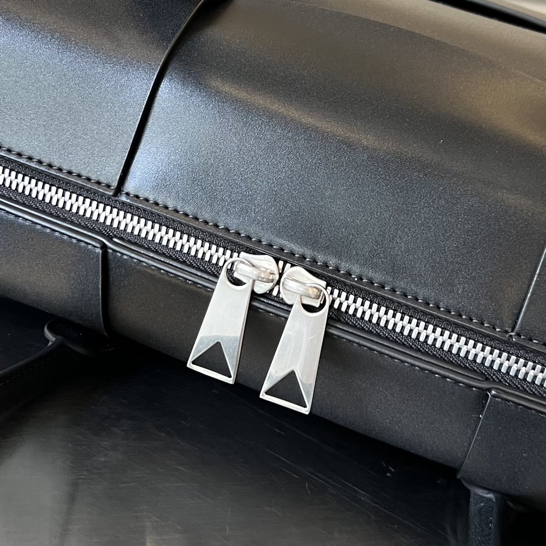 bo*te*ga Ve*ne*ta arco briefcase