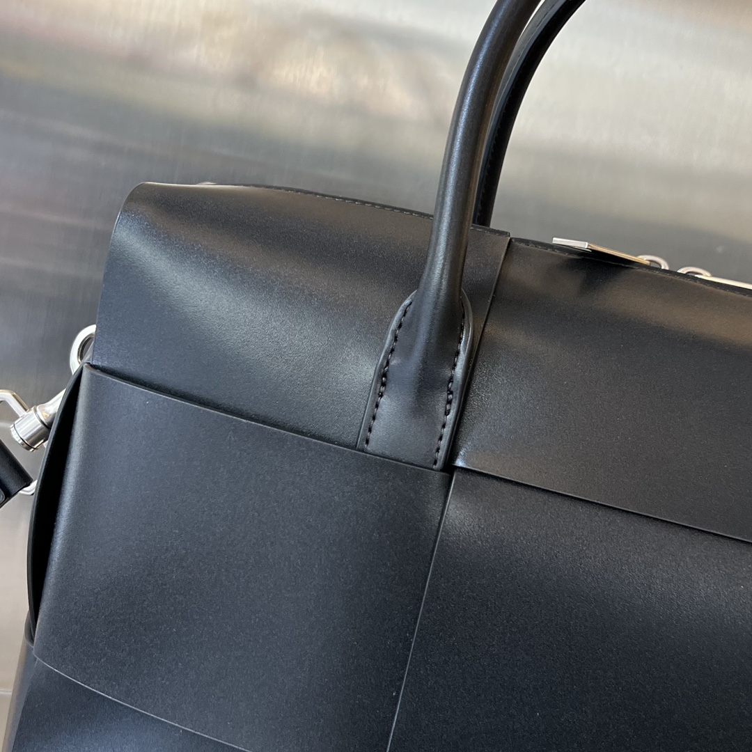 bo*te*ga Ve*ne*ta arco briefcase