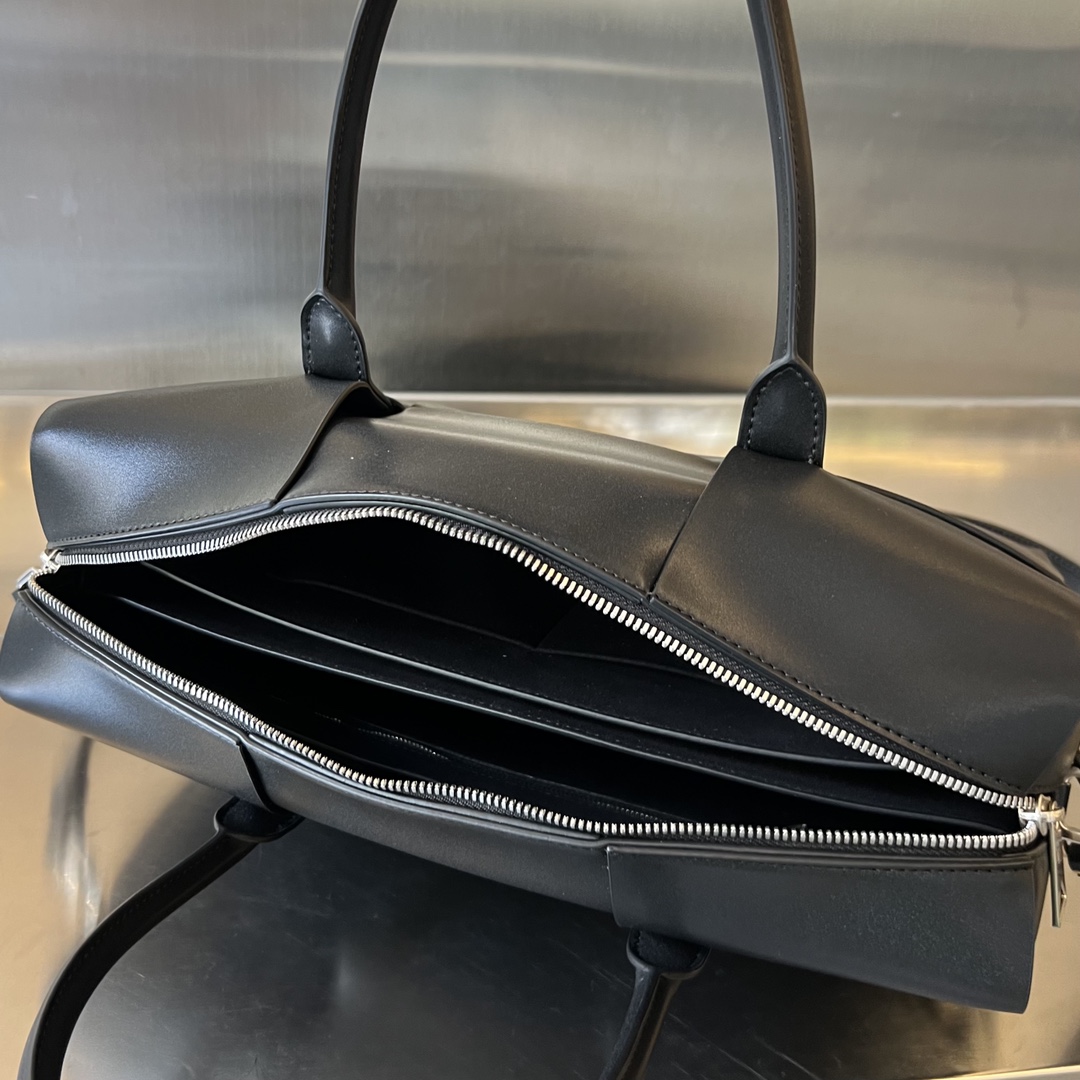 bo*te*ga Ve*ne*ta arco briefcase