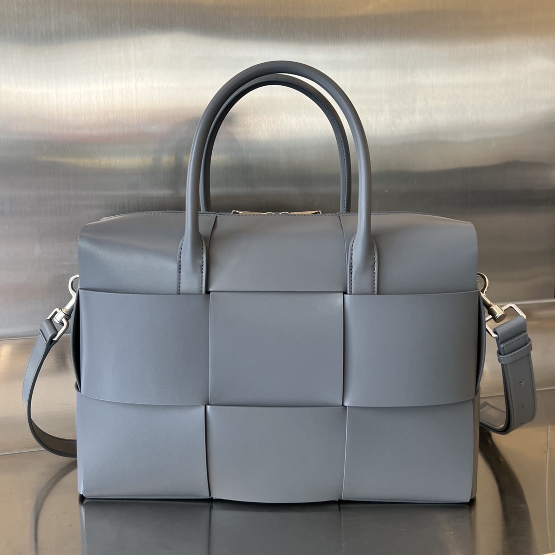 bo*te*ga Ve*ne*ta arco briefcase
