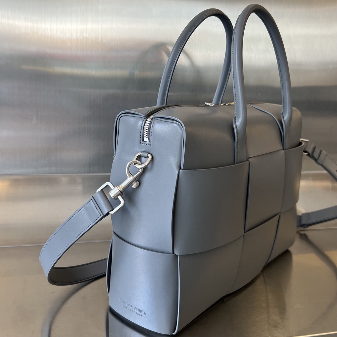 bo*te*ga Ve*ne*ta arco briefcase