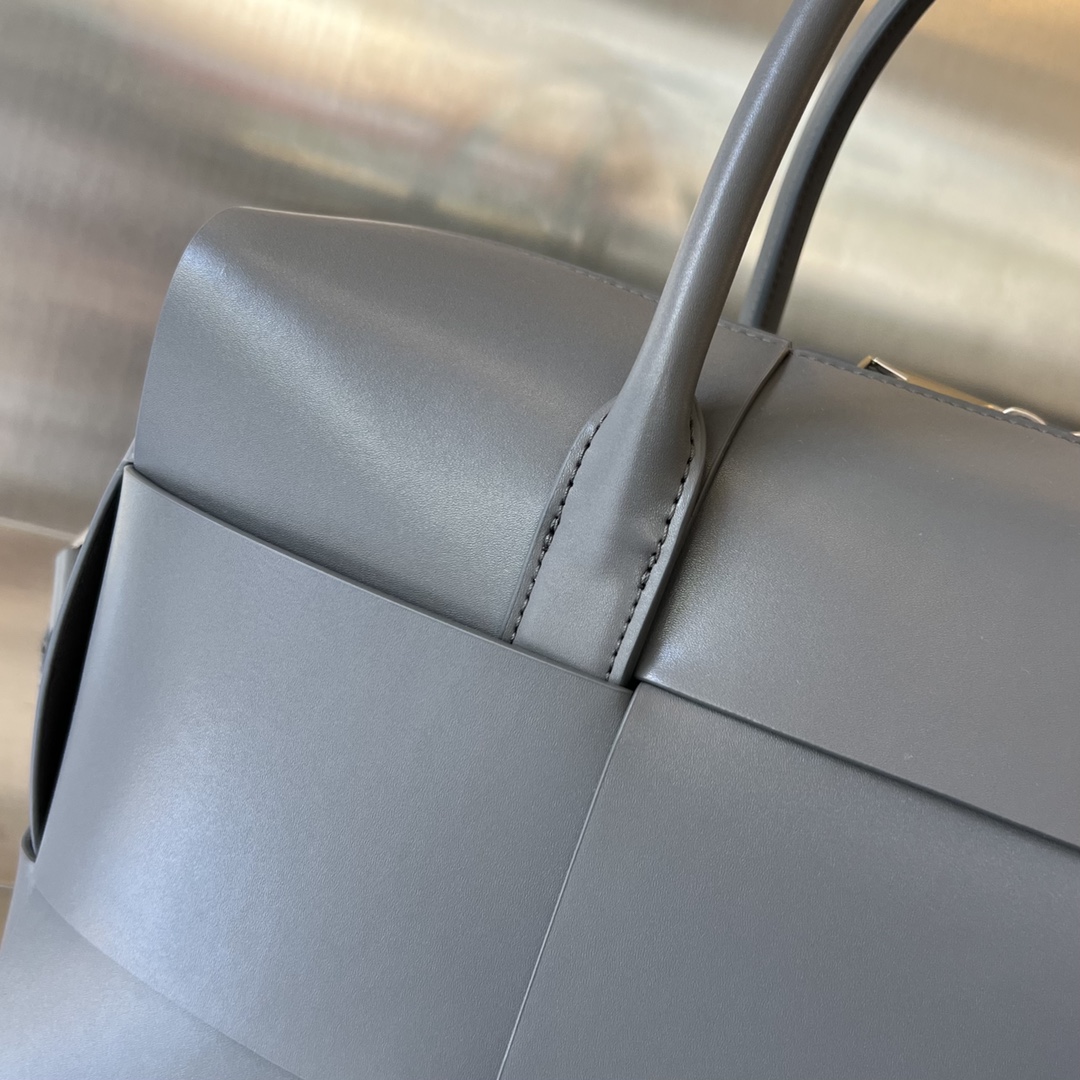 bo*te*ga Ve*ne*ta arco briefcase