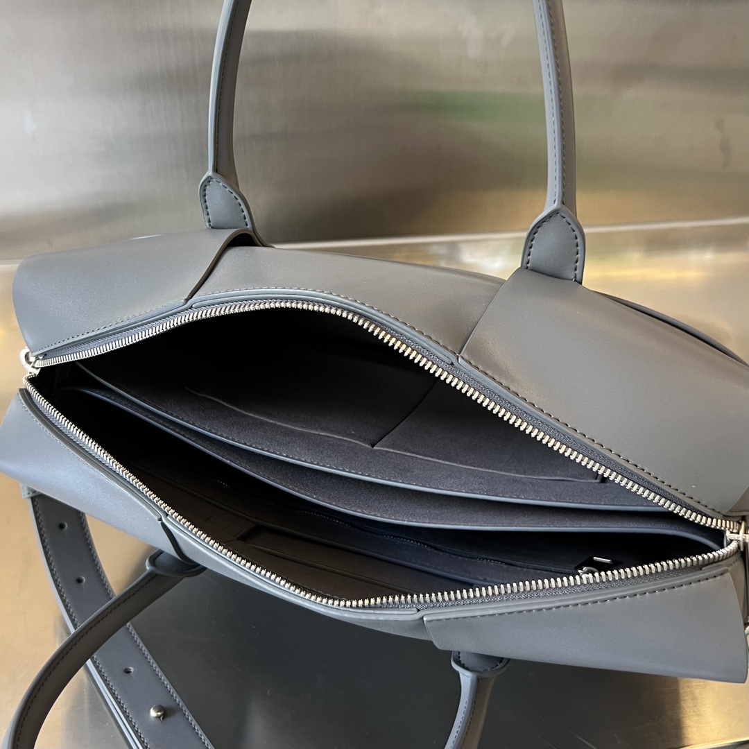 bo*te*ga Ve*ne*ta arco briefcase