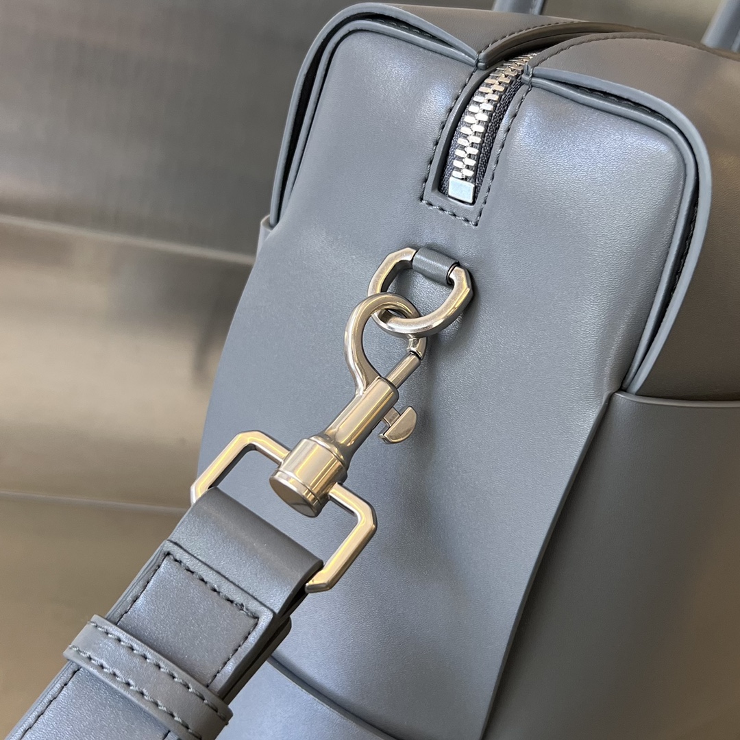 bo*te*ga Ve*ne*ta arco briefcase