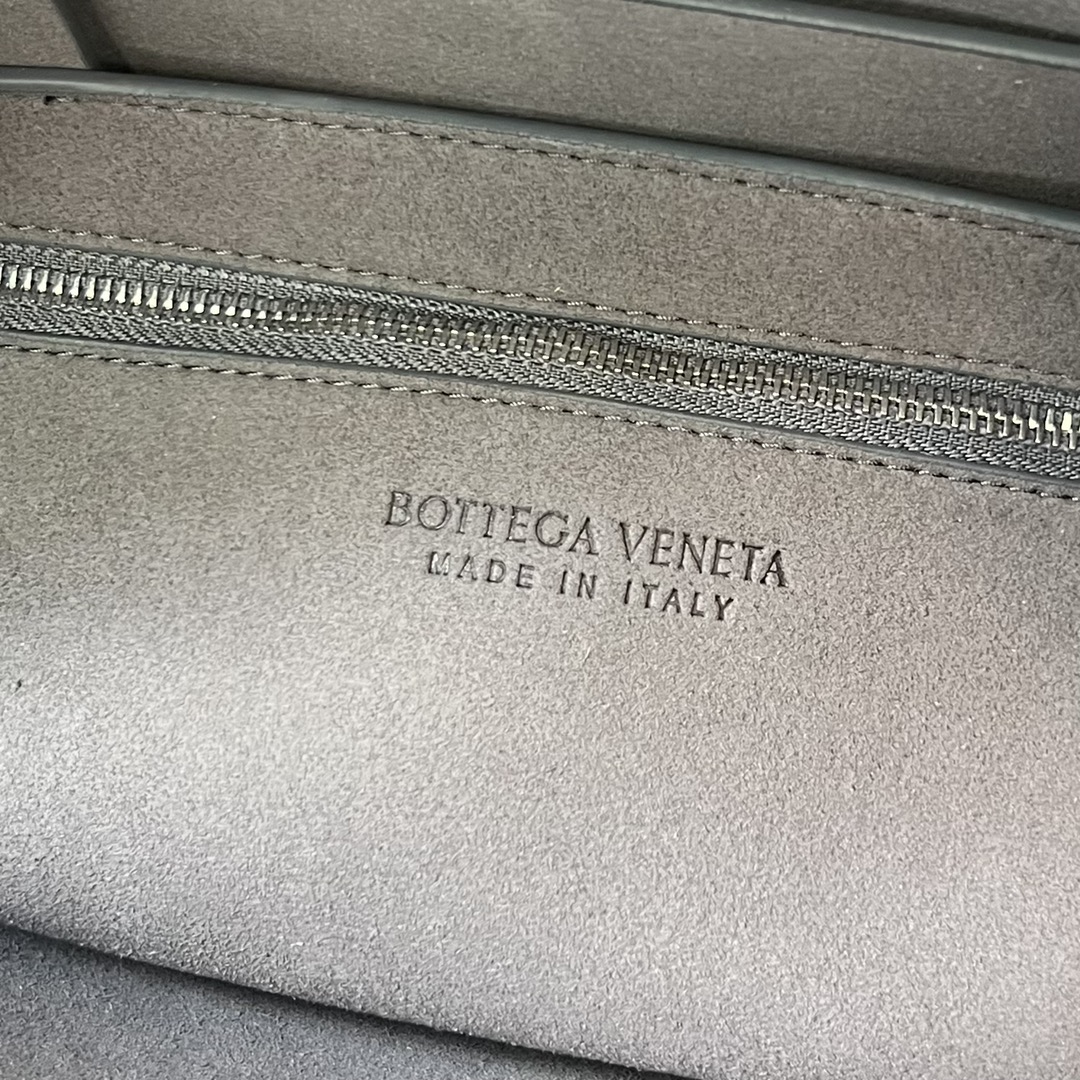 bo*te*ga Ve*ne*ta arco briefcase