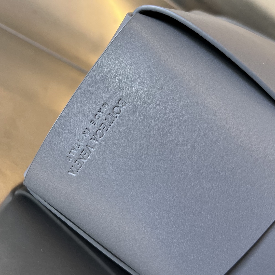 bo*te*ga Ve*ne*ta arco briefcase