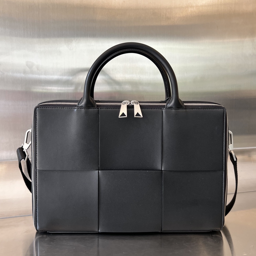 bo*te*ga Ve*ne*ta arco briefcase
