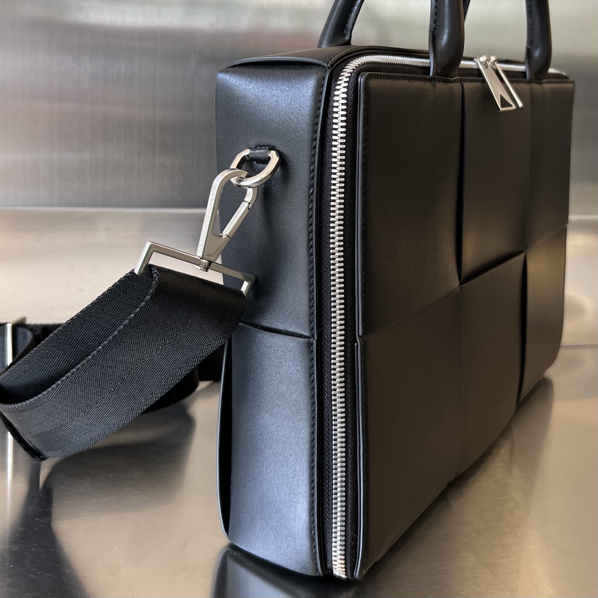 bo*te*ga Ve*ne*ta arco briefcase