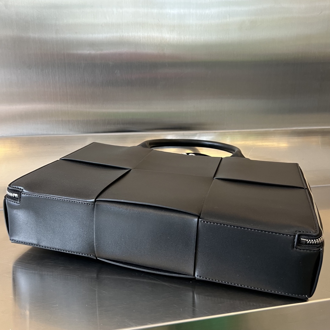 bo*te*ga Ve*ne*ta arco briefcase
