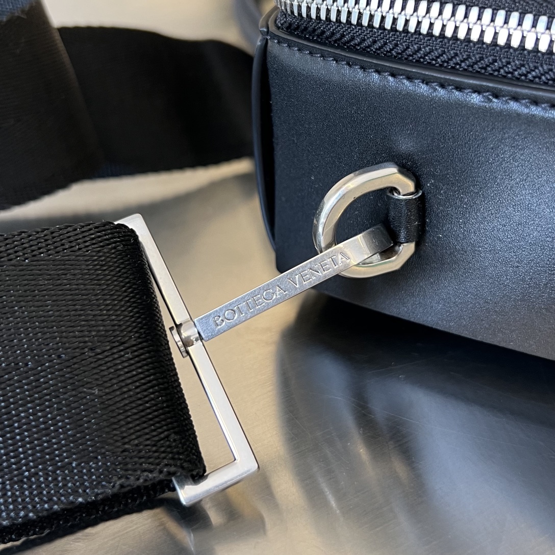 bo*te*ga Ve*ne*ta arco briefcase