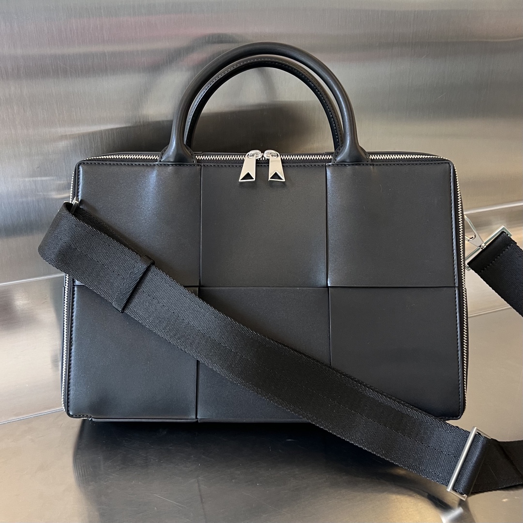 bo*te*ga Ve*ne*ta arco briefcase