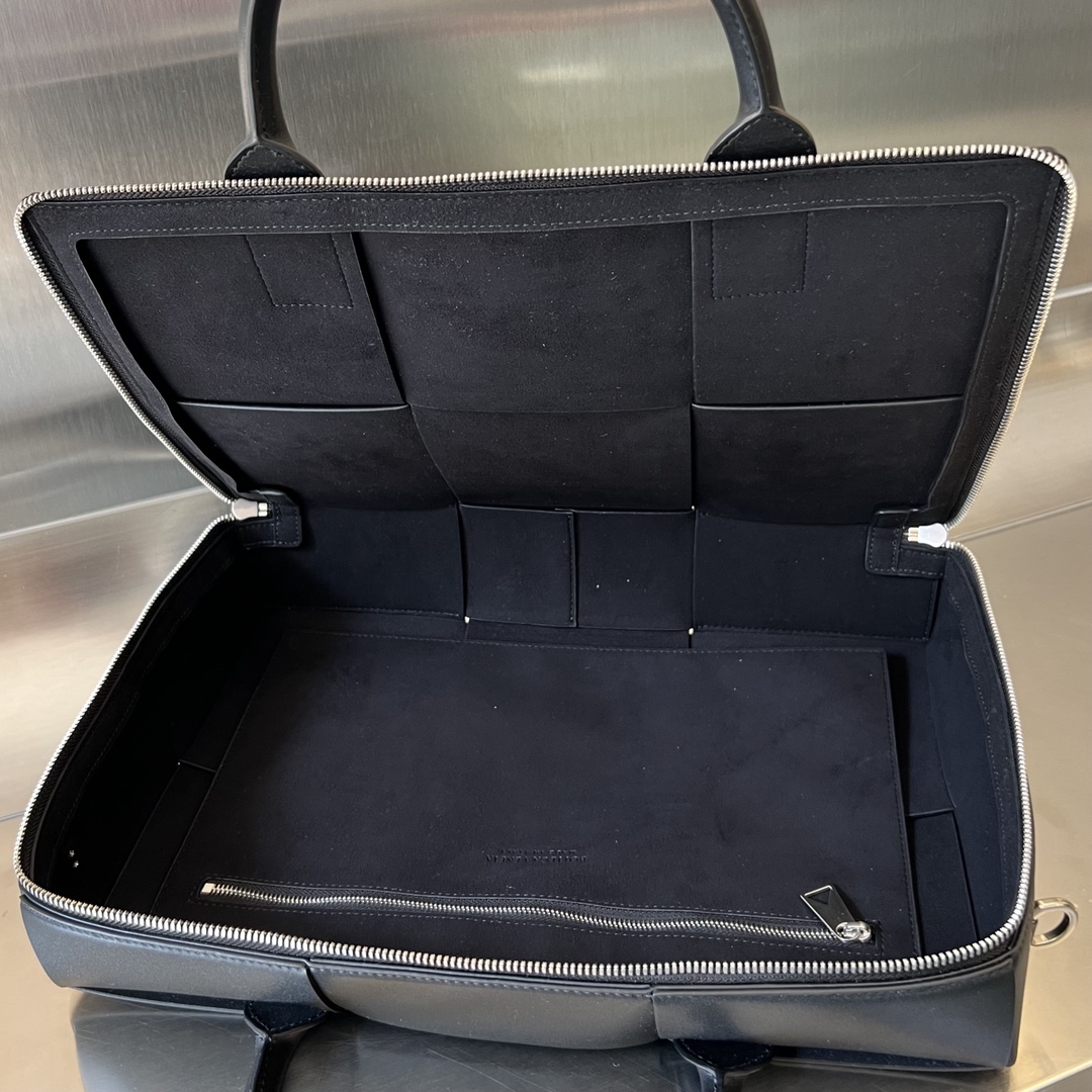 bo*te*ga Ve*ne*ta arco briefcase