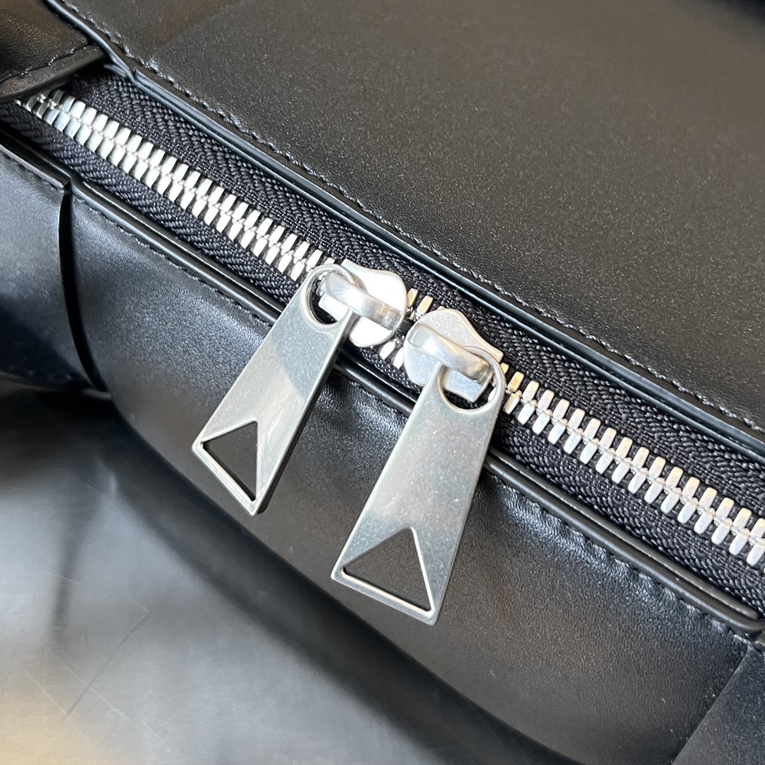 bo*te*ga Ve*ne*ta arco briefcase