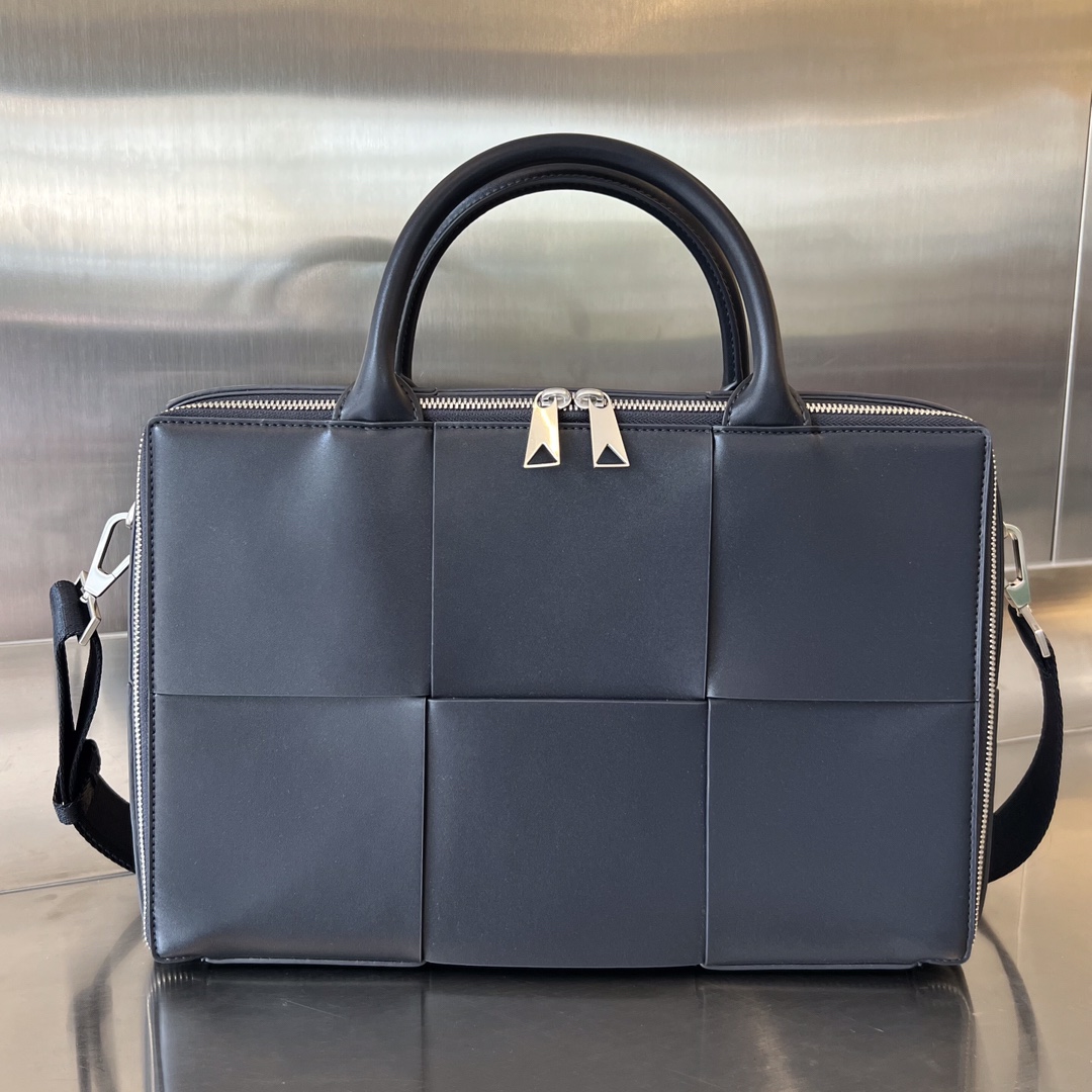 bo*te*ga Ve*ne*ta arco briefcase
