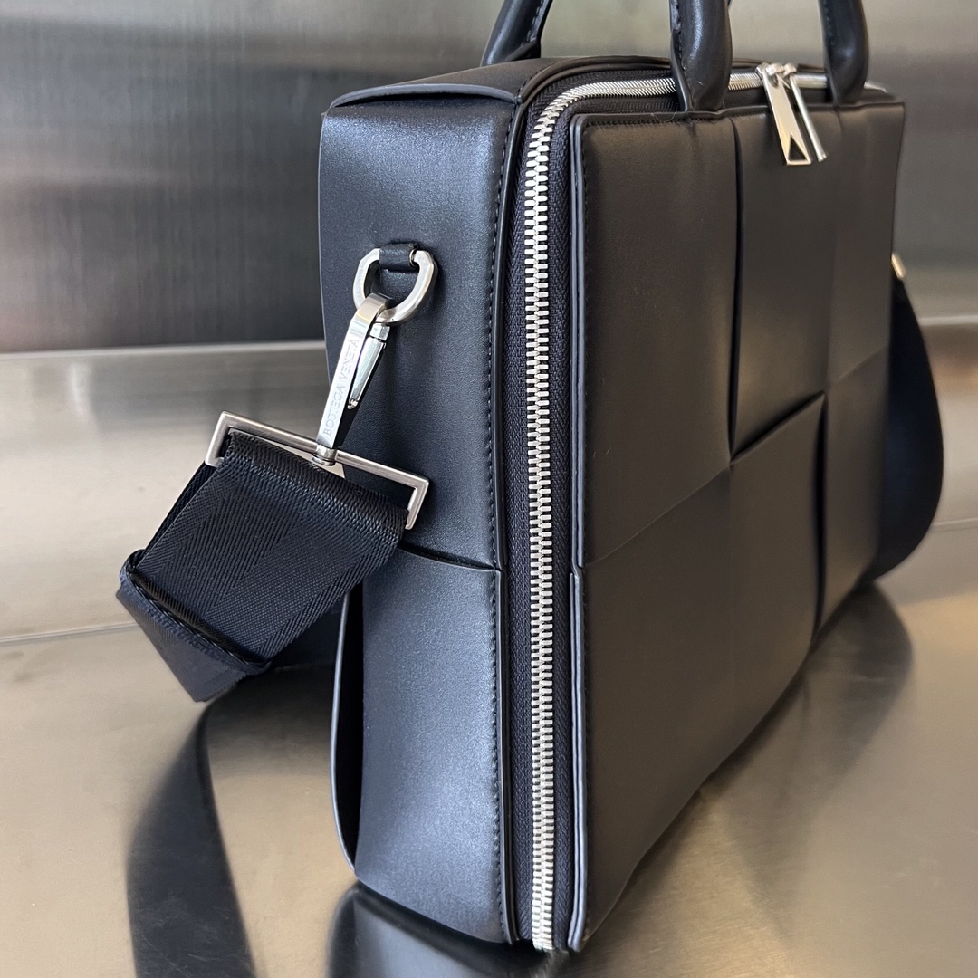 bo*te*ga Ve*ne*ta arco briefcase