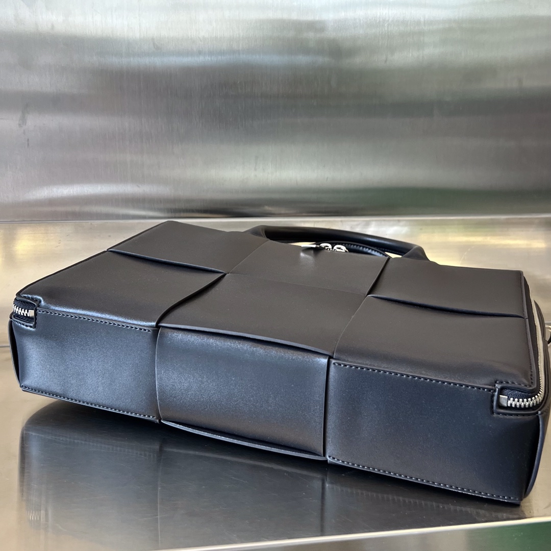 bo*te*ga Ve*ne*ta arco briefcase
