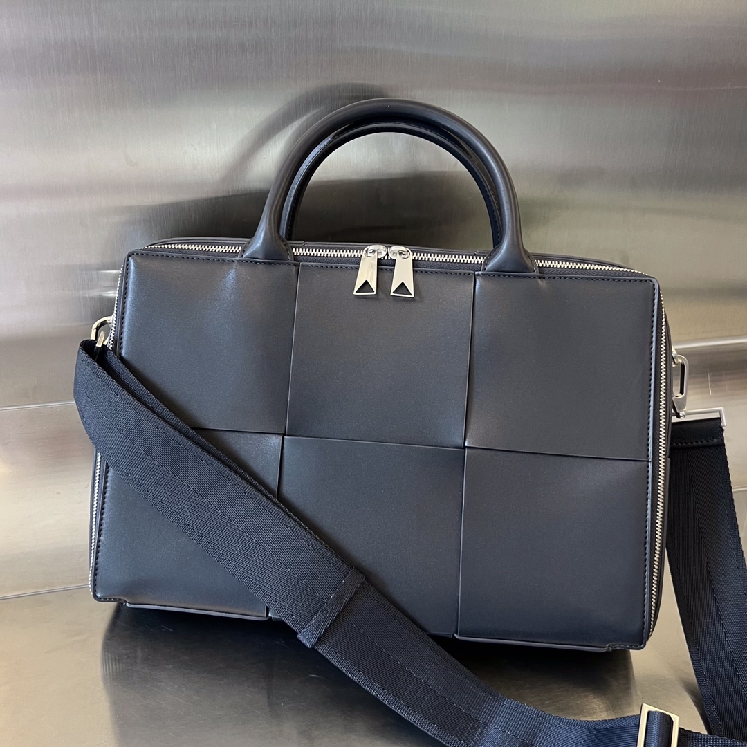 bo*te*ga Ve*ne*ta arco briefcase