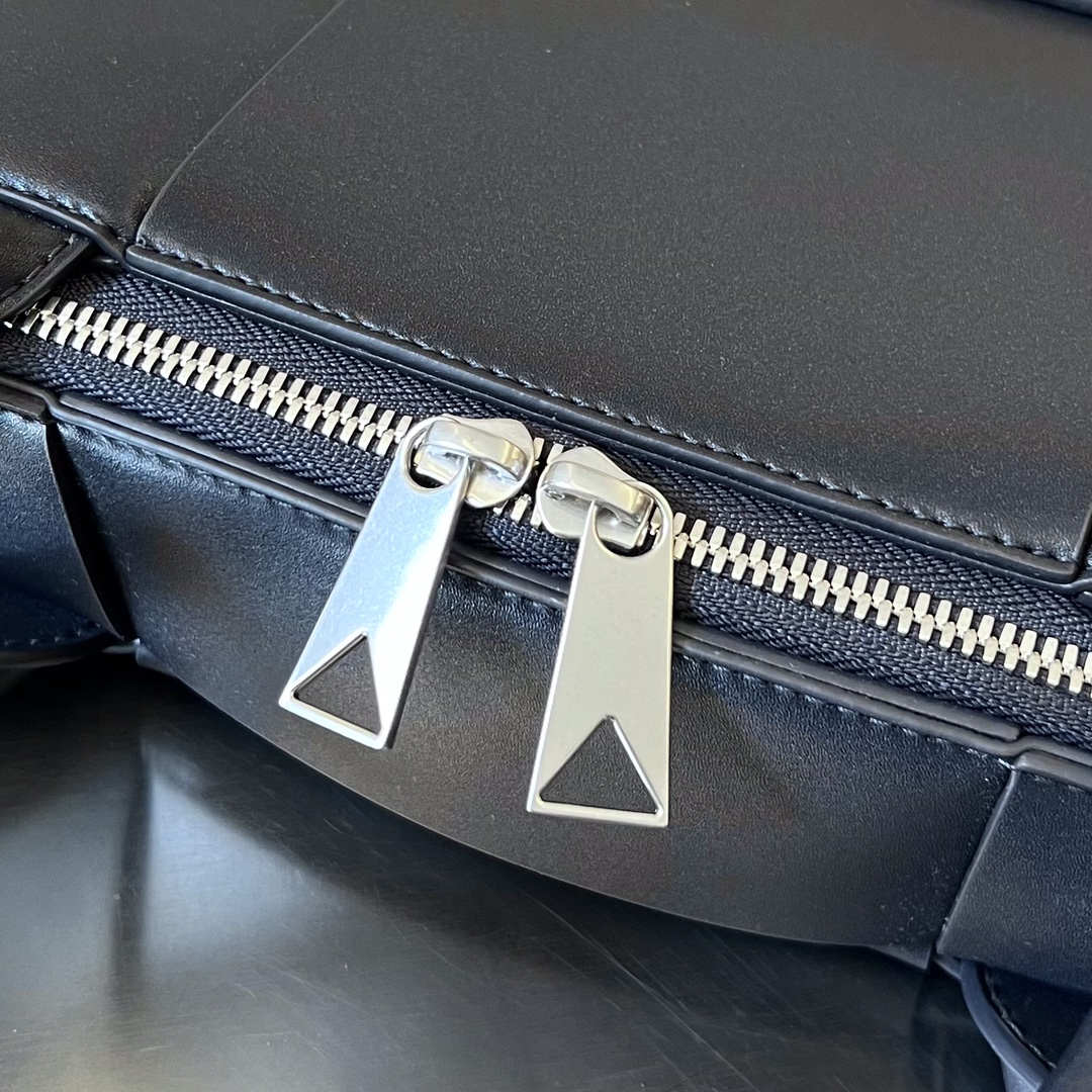 bo*te*ga Ve*ne*ta arco briefcase