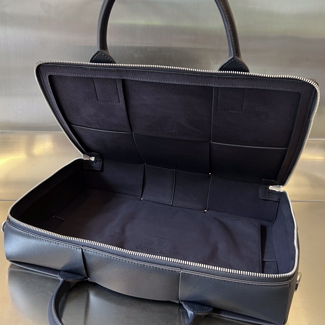bo*te*ga Ve*ne*ta arco briefcase