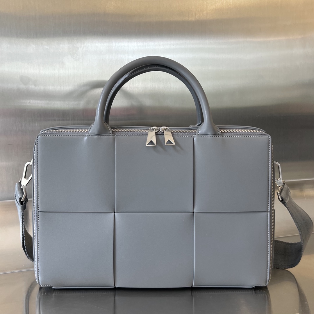 bo*te*ga Ve*ne*ta arco briefcase