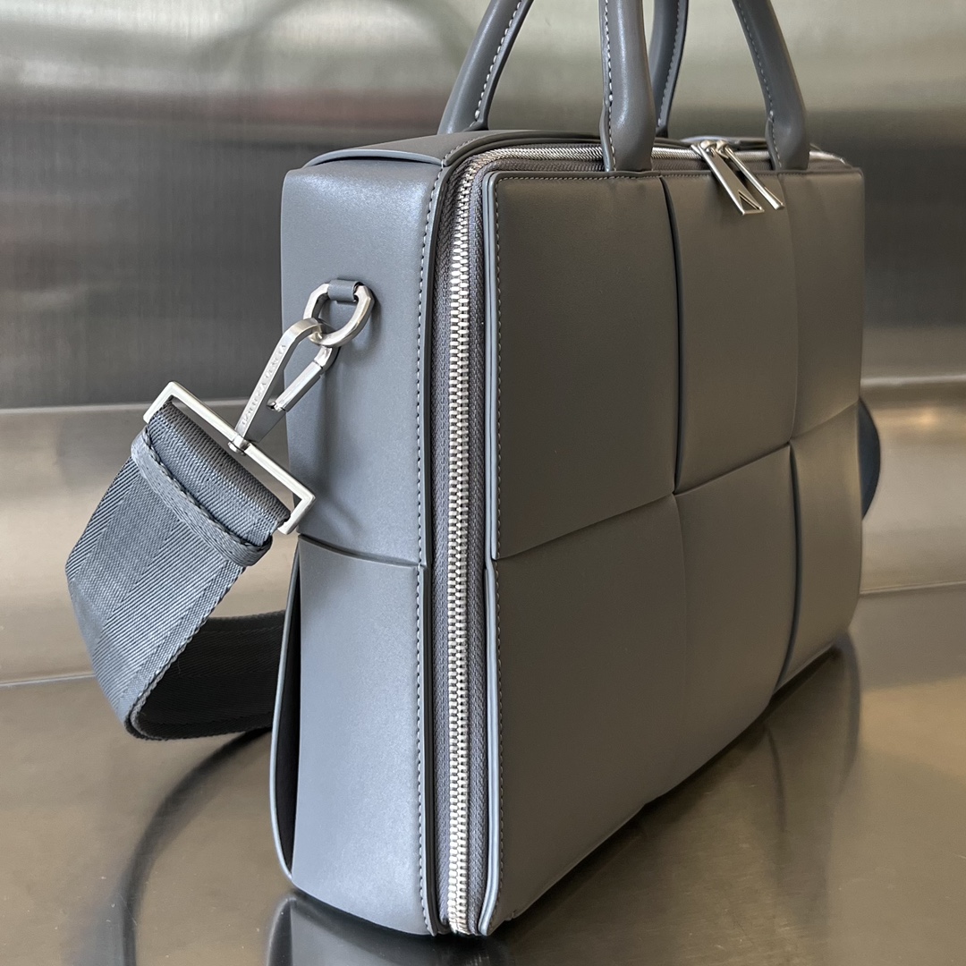 bo*te*ga Ve*ne*ta arco briefcase