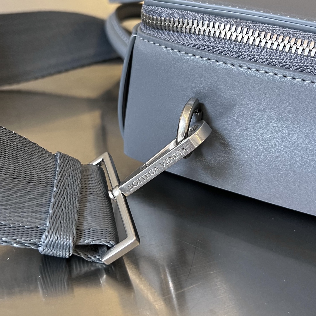 bo*te*ga Ve*ne*ta arco briefcase