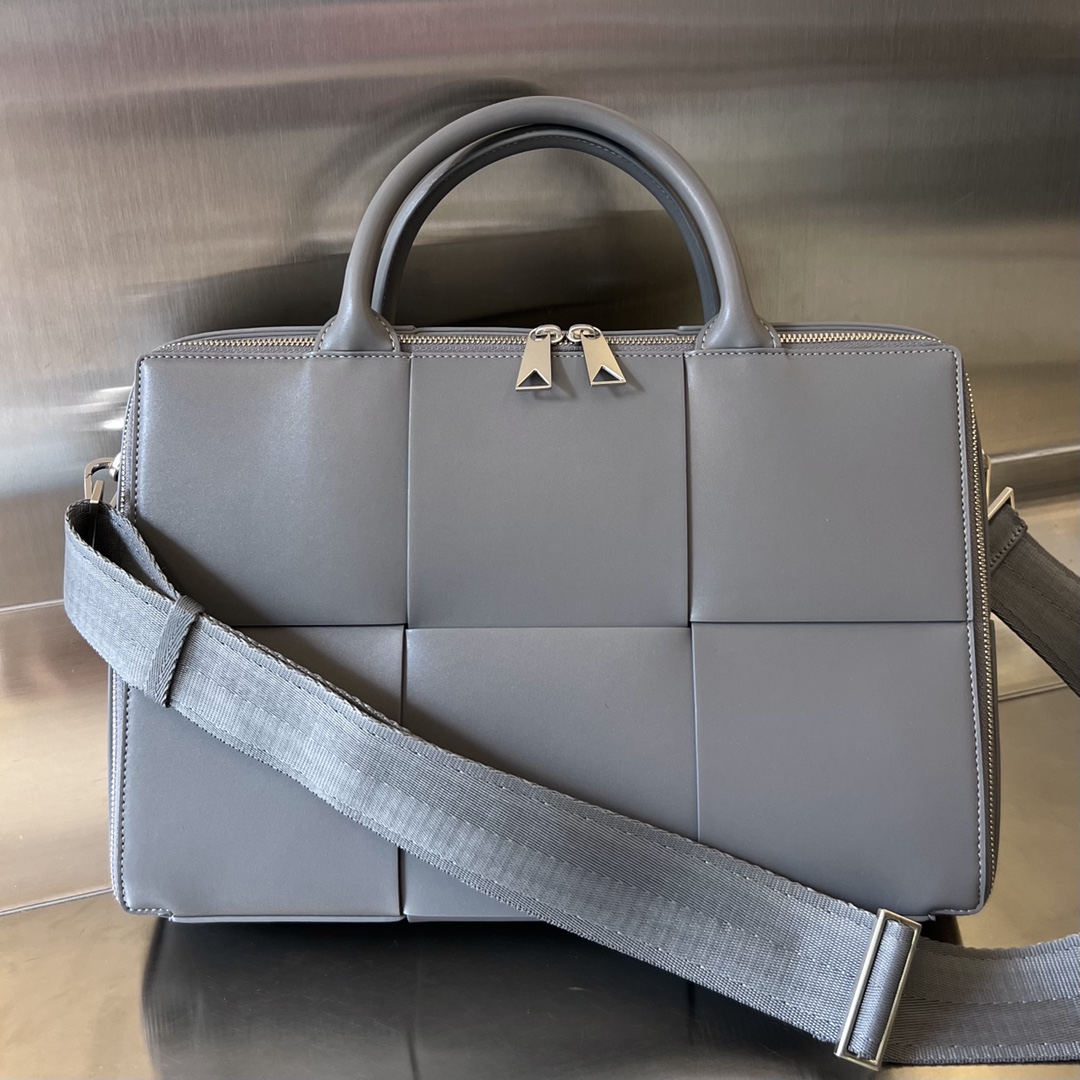bo*te*ga Ve*ne*ta arco briefcase