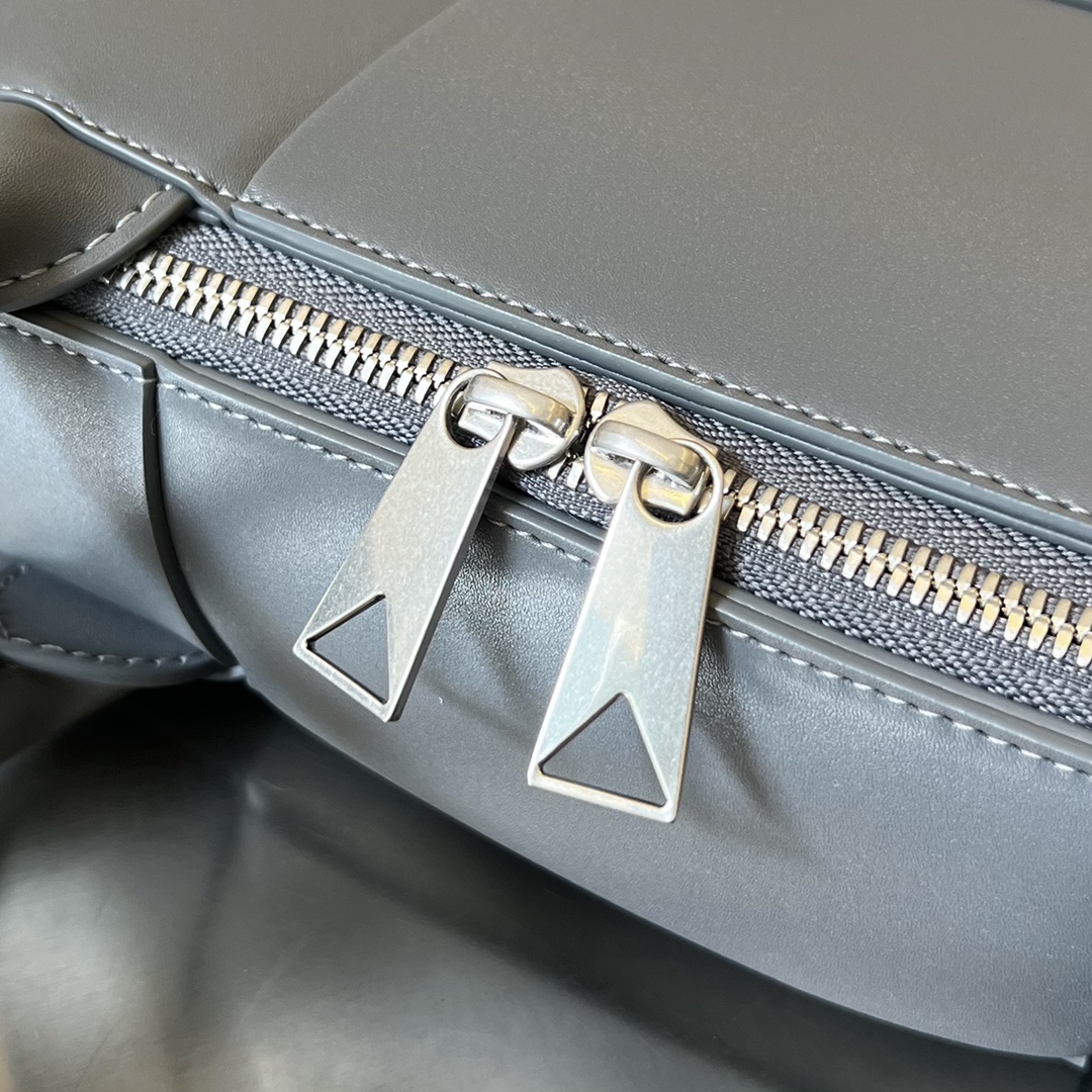 bo*te*ga Ve*ne*ta arco briefcase