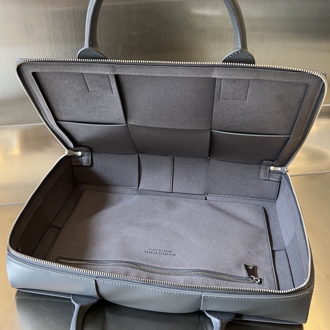 bo*te*ga Ve*ne*ta arco briefcase
