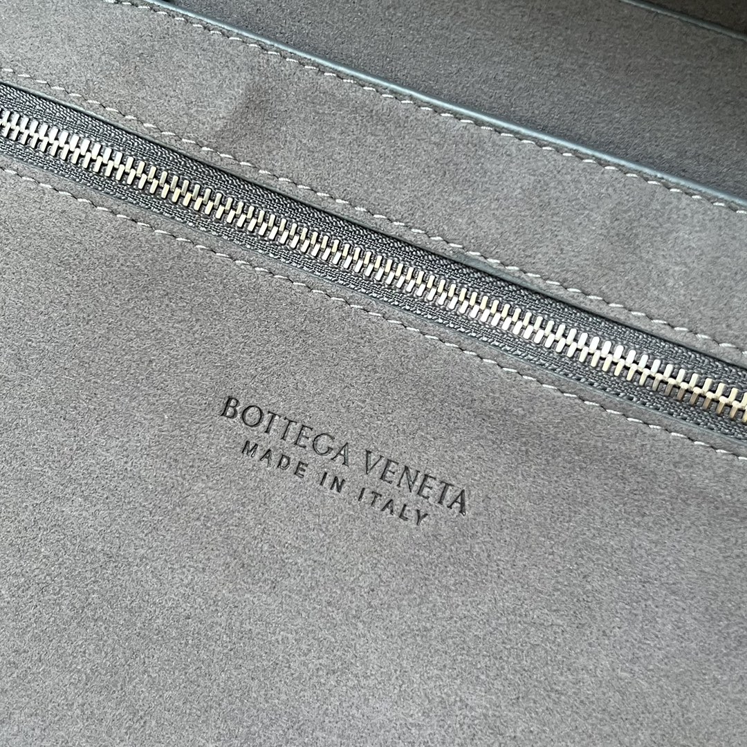 bo*te*ga Ve*ne*ta arco briefcase