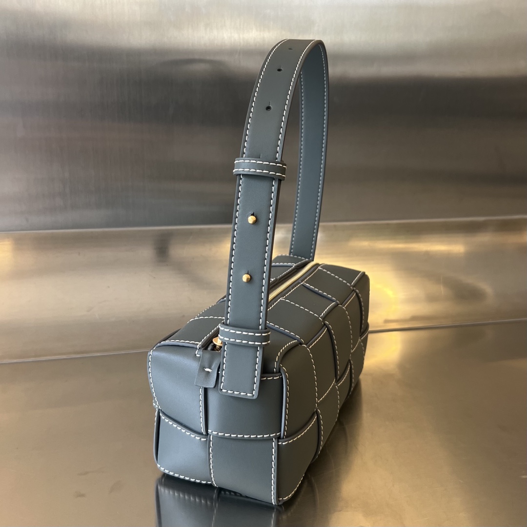 bo*te*ga Ve*ne*ta small brick cassette