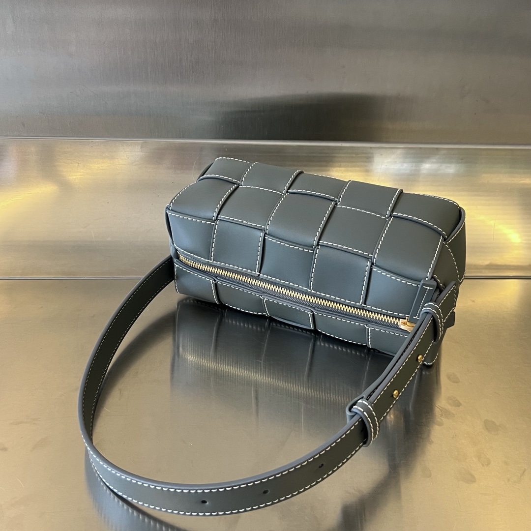 bo*te*ga Ve*ne*ta small brick cassette