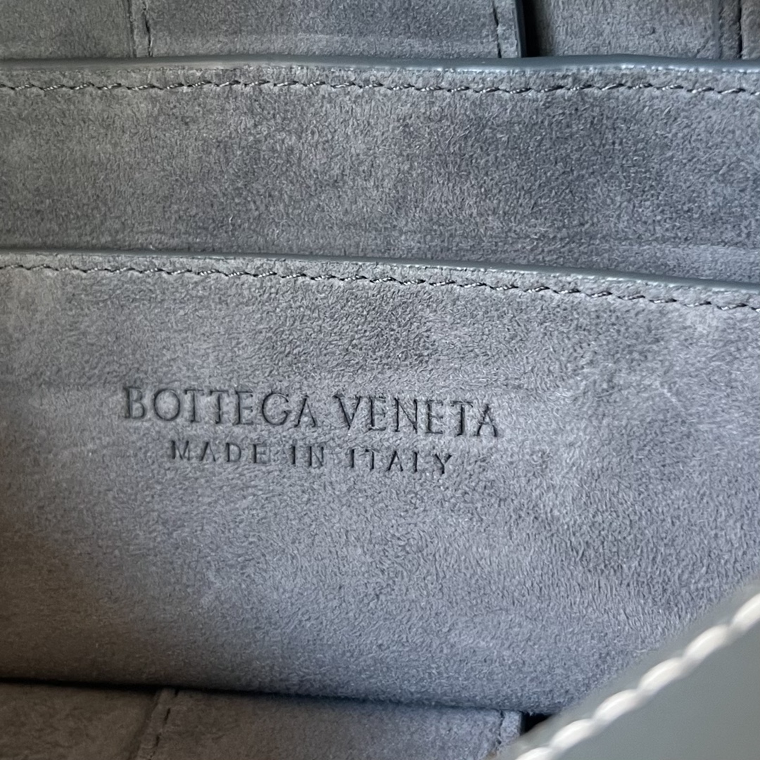 bo*te*ga Ve*ne*ta small brick cassette