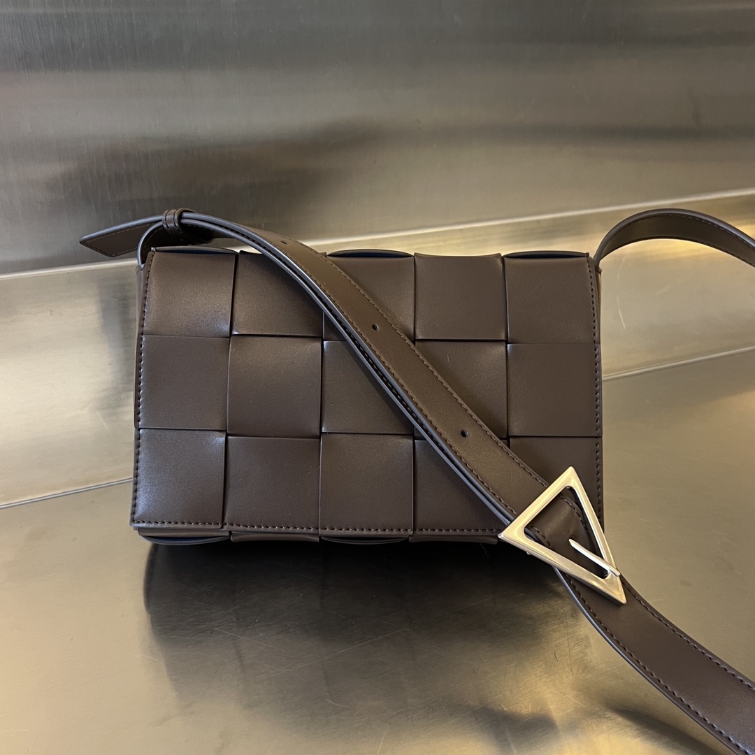 bo*te*ga Ve*ne*ta cassette bag