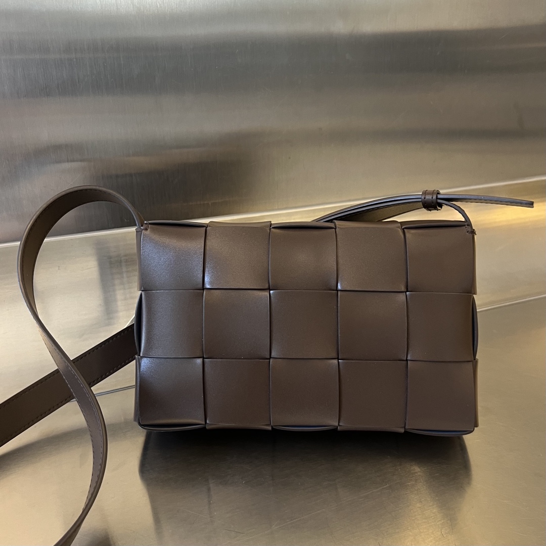 bo*te*ga Ve*ne*ta cassette bag