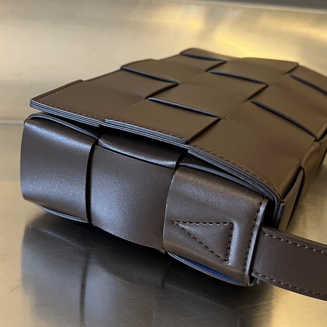 bo*te*ga Ve*ne*ta cassette bag
