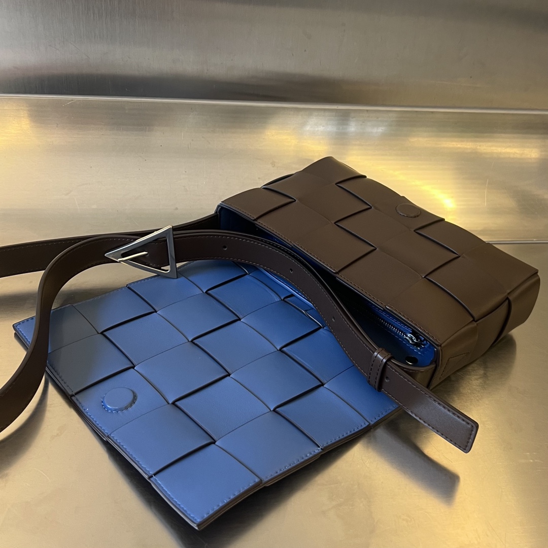 bo*te*ga Ve*ne*ta cassette bag