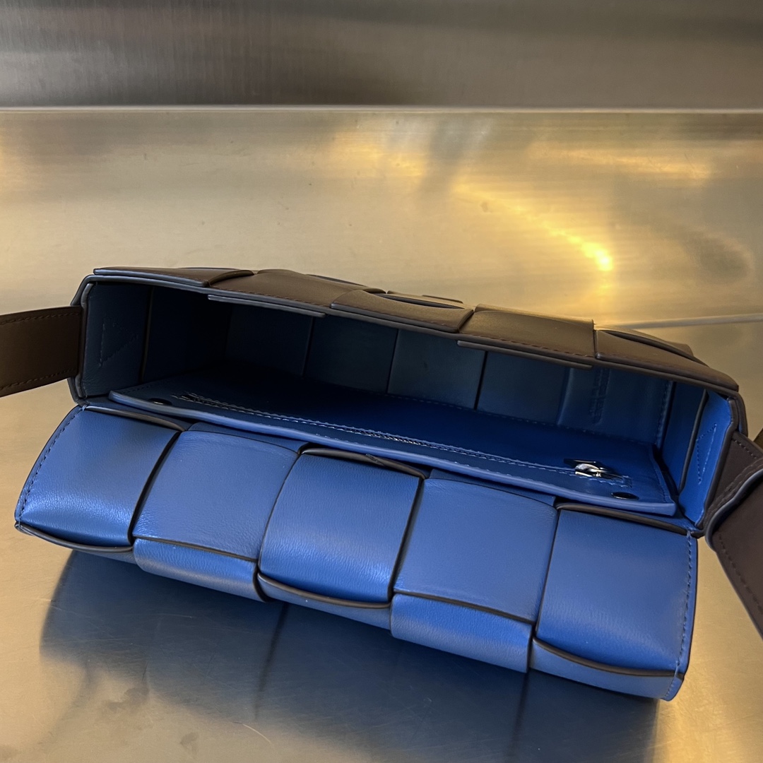 bo*te*ga Ve*ne*ta cassette bag