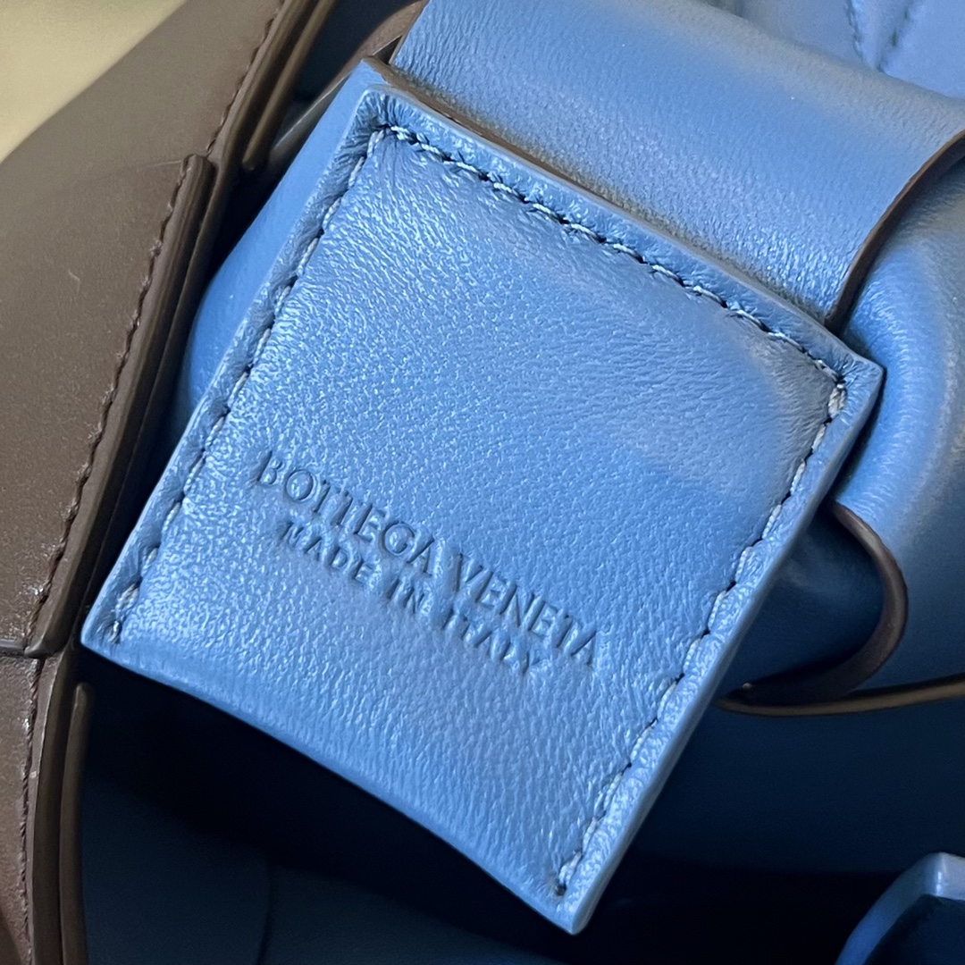bo*te*ga Ve*ne*ta cassette bag