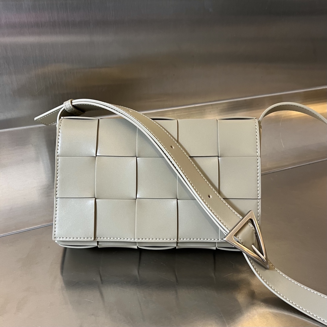 bo*te*ga Ve*ne*ta cassette bag