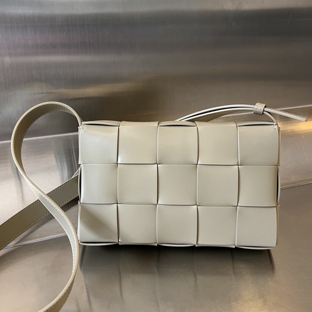 bo*te*ga Ve*ne*ta cassette bag