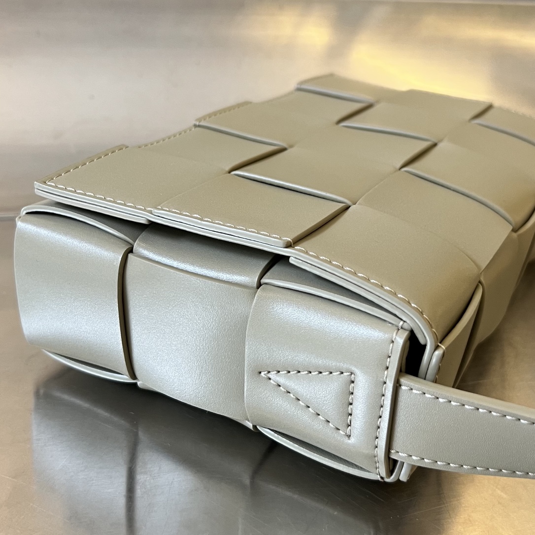 bo*te*ga Ve*ne*ta cassette bag