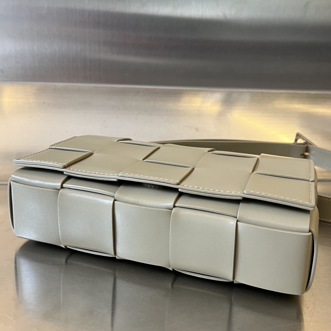 bo*te*ga Ve*ne*ta cassette bag