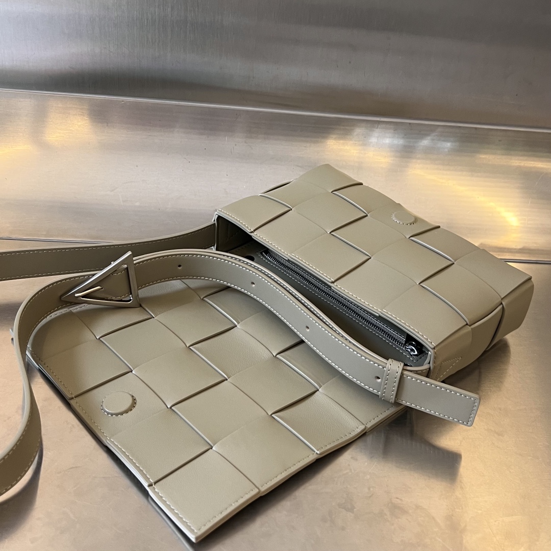 bo*te*ga Ve*ne*ta cassette bag